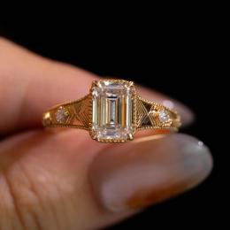 0.85 Karat Emerald Kesim Pırlanta Tektaş Yüzük