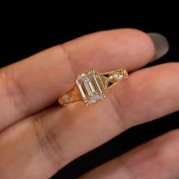 0.85 Karat Emerald Kesim Pırlanta Tektaş Yüzük