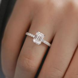 1.24 Karat Emerald Kesim Pırlanta Tektaş Yüzük