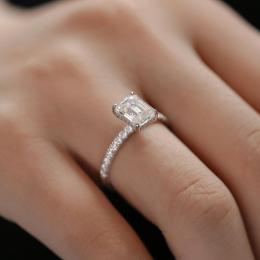 1.24 Karat Emerald Kesim Pırlanta Tektaş Yüzük