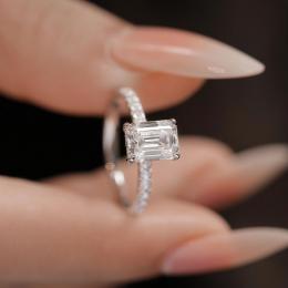 1.24 Karat Emerald Kesim Pırlanta Tektaş Yüzük