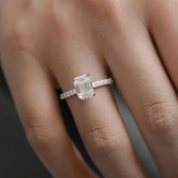 1.24 Karat Emerald Kesim Pırlanta Tektaş Yüzük