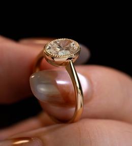 0.60 Karat Oval Kesim Bezel Tasarım Pırlanta Tektaş Yüzük