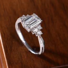 0.85 Karat F SI2 GIA Emerald Kesim Pırlanta Tektaş Yüzük