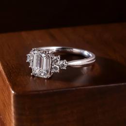 0.85 Karat F SI2 GIA Emerald Kesim Pırlanta Tektaş Yüzük