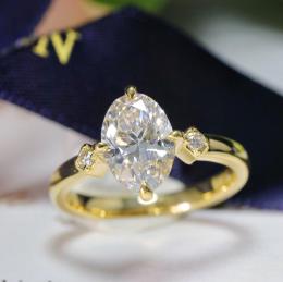 0.75 Karat Oval Kesim Pırlanta Tria Tektaş Yüzük