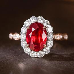 2 Karat Oval Kesim Yakut Tektaş Yüzük