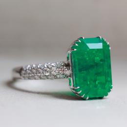 5 Karat Zümrüt Pırlantalı Yüzük 